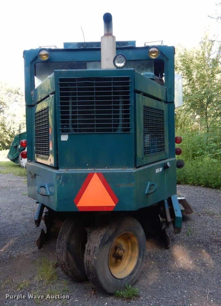 1987 Elgin Pelican Street Sweeper - OILTIZER