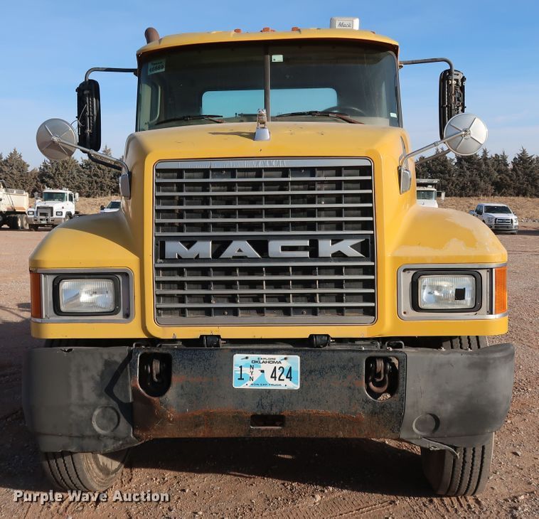 2006 Mack CHN613  semi truck