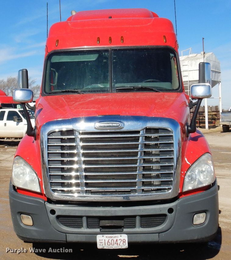 2013 Freightliner Cascadia 125  semi truck