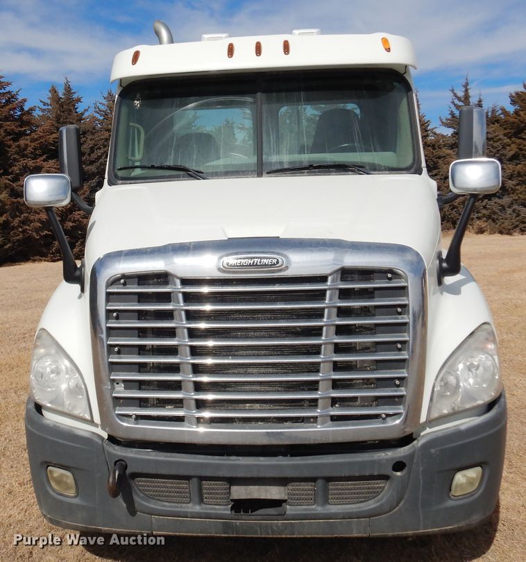 2015 Freightliner Cascadia 125  semi truck