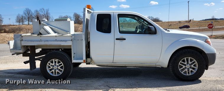 2015 Nissan Frontier SV/PRO-4x  Crew Cab flatbed pickup truck