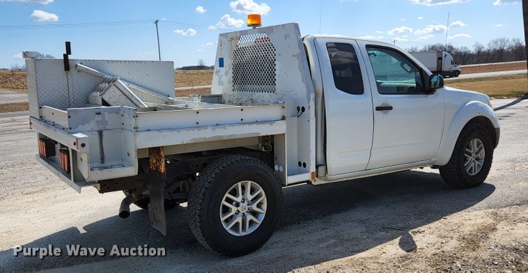 2015 Nissan Frontier SV/PRO-4x  Crew Cab flatbed pickup truck