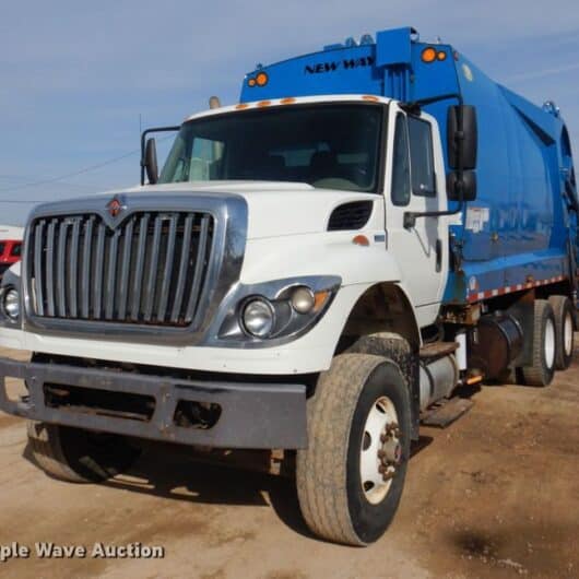 2013 International 7400 refuse truck