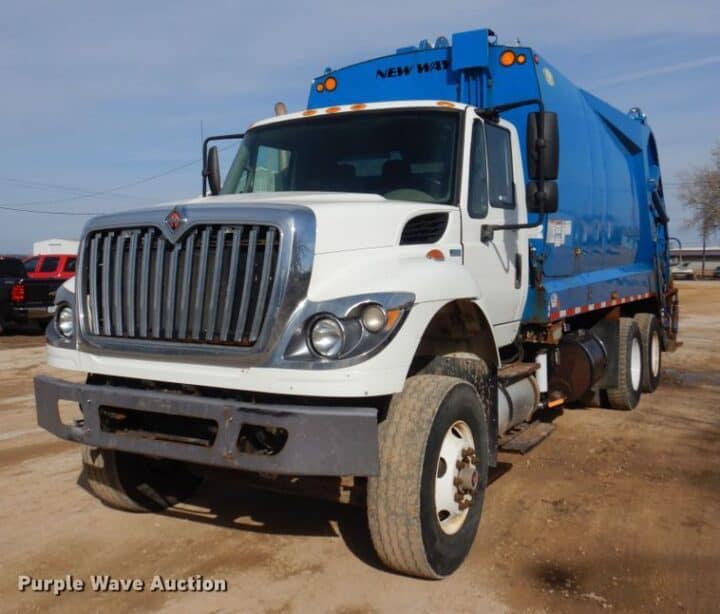 2013 International 7400  refuse truck