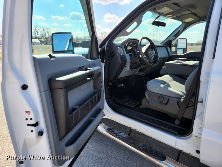2016 Ford F250 Super Duty XLT  Crew Cab pickup truck