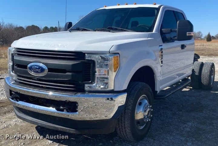 2017 Ford F350 Super Duty XL  SuperCab pickup truck cab and chassis